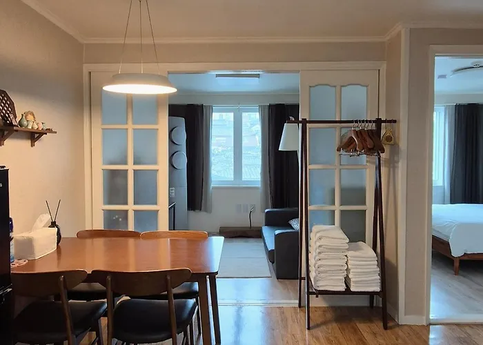 アパート 2newly Opened, Prime Bukchon Location, Hanok Village View, 56 Sqm, 8 Min To Anguk Station, Sleeps Up To 5 ソウル特別市